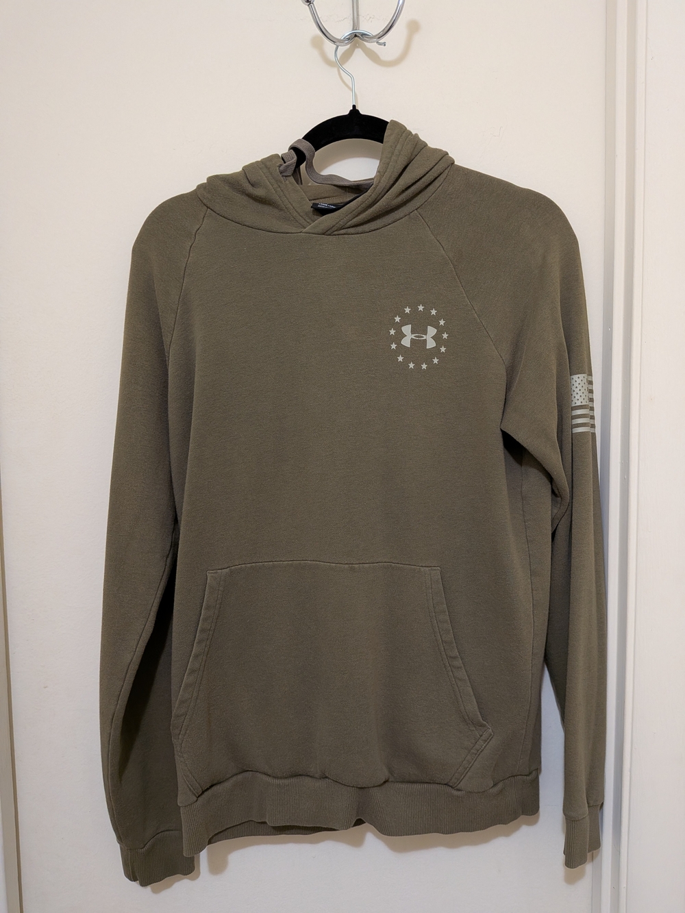Under Armour Men's Olive Green Pullover Hoodie with Flag Detail